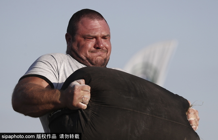 來自“戰(zhàn)斗民族”的力量比拼！俄羅斯坦波夫地區(qū)傳統(tǒng)體育比賽現(xiàn)場十分火熱