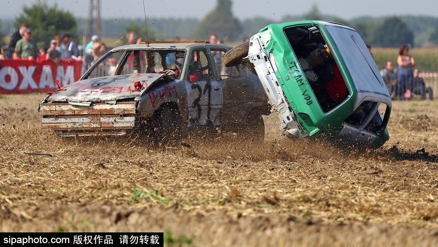 開著“破”車去比賽！法國另類汽車競技賽讓人大開眼界