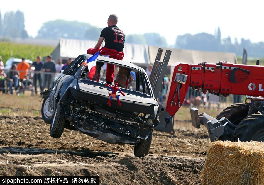 開著“破”車去比賽！法國另類汽車競技賽讓人大開眼界