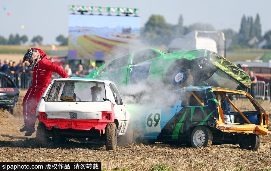 開著“破”車去比賽！法國另類汽車競技賽讓人大開眼界