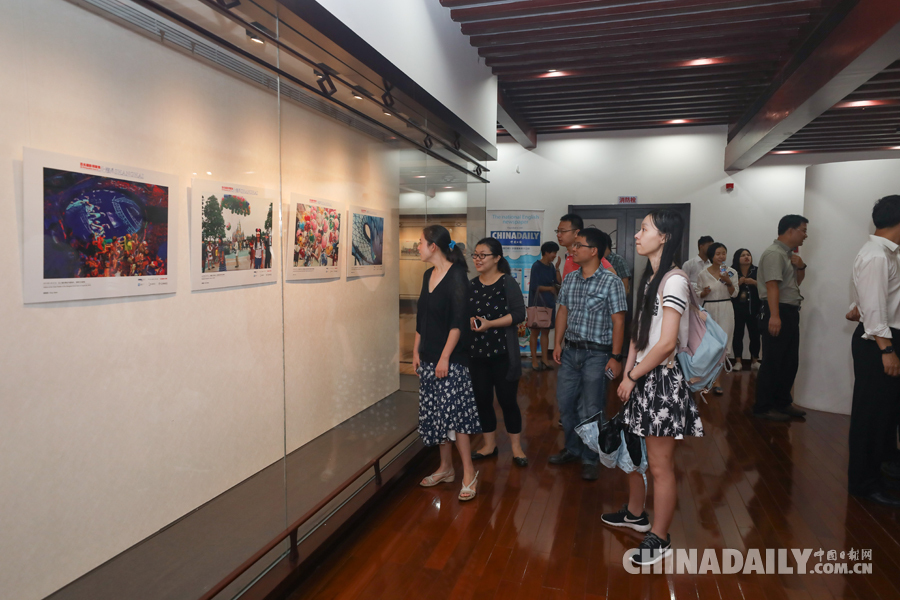 《百名攝影師聚焦上?！肪x圖片展高校首展在復旦大學舉行