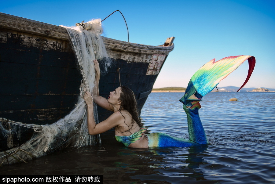 俄羅斯符拉迪沃斯托克：“美人魚”模特水中拍照再現(xiàn)童話場景