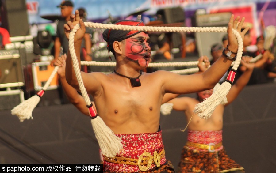 印度尼西亞：野性與傳統(tǒng)的結(jié)合！茉莉芬市特色舞蹈表演熱鬧非凡